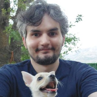 Erol Can Ulutaş, önünde bir chihuahua ile