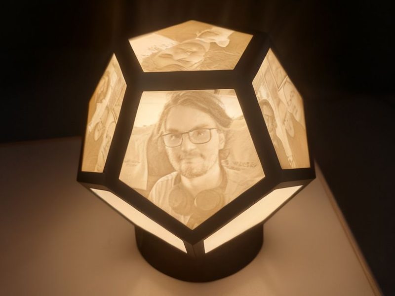 Lume Series: içeriden aydınlatılan dodekahedron litofan lamba
